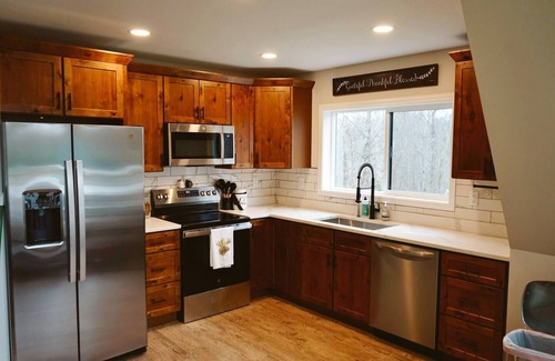 Flat Rock Cabina | The Coop: NUEVA estructura en forma de A con jacuzzi y fogata