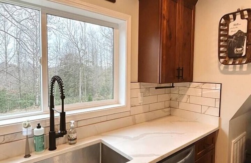 Flat Rock Cabina | The Coop: NUEVA estructura en forma de A con jacuzzi y fogata