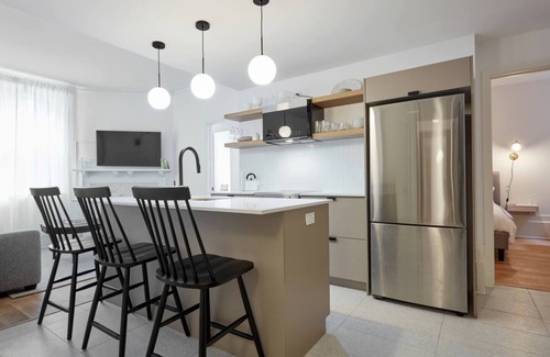 Downtown Montreal Apartamento | The Copenhagen - 3 bedrooms, 1.5 baths Apartment in Downtown Montreal + Parking
