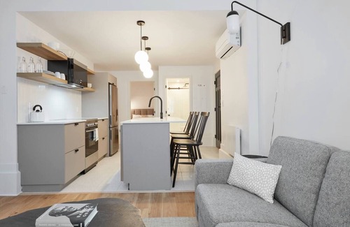 Downtown Montreal Apartamento | The Copenhagen - 3 bedrooms, 1.5 baths Apartment in Downtown Montreal + Parking