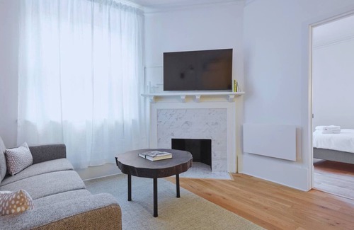 Downtown Montreal Apartamento | The Copenhagen - 3 bedrooms, 1.5 baths Apartment in Downtown Montreal + Parking