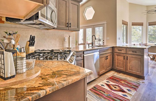 Williamson Casa | 'The Copper Bed' Home w/ Deck: 10 Mi to Dtwn