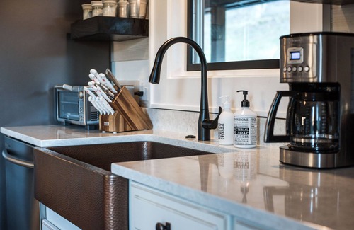 Vilas Cabina | The Copper Cabin: Creek-side Mountain Luxury