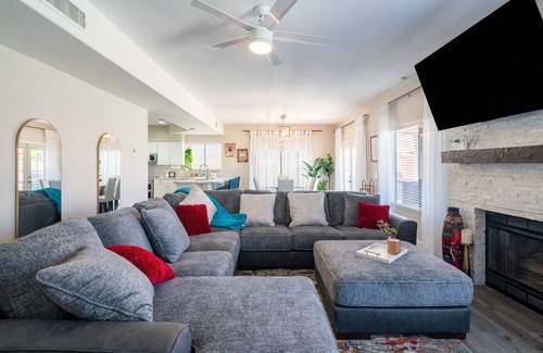 Garden Lakes Casa | The Copper House (5-Bedroom Home) with Pool - Pets Allowed by RedAwning