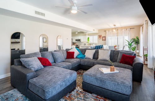 Garden Lakes Casa | The Copper House (5-Bedroom Home) with Pool - Pets Allowed by RedAwning