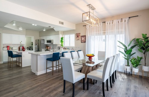 Garden Lakes Casa | The Copper House (5-Bedroom Home) with Pool - Pets Allowed by RedAwning