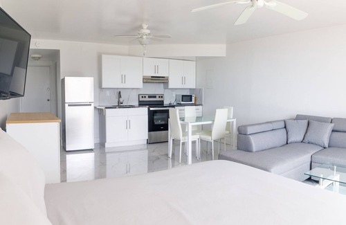 Williams Town Complejo | The Coral Beach Hotel - Luxury Beachfront Suite!