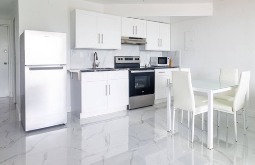 Williams Town Complejo | The Coral Beach Hotel - Luxury Beachfront Suite!