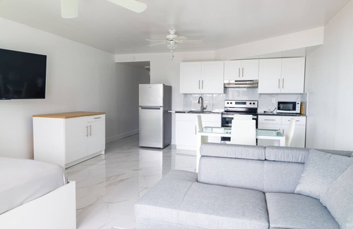 Williams Town Complejo | The Coral Beach Hotel - Luxury Beachfront Suite!