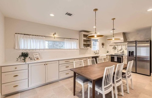 Georgetown Casa | The Cornerstone Cottage - steps from the Square!