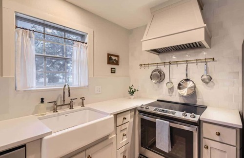 Georgetown Casa | The Cornerstone Cottage - steps from the Square!