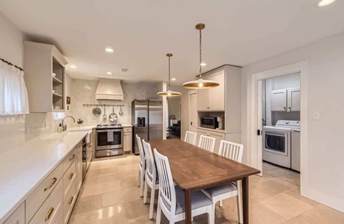 Georgetown Casa | The Cornerstone Cottage - steps from the Square!