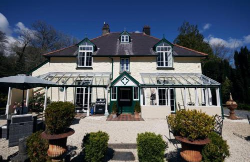 Laugharne Casa | The Cors - Charming Country Escape for Large Family Groups
