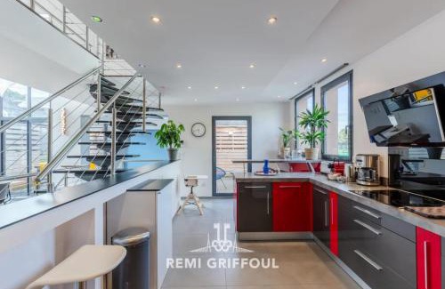 Honfleur Casa | The Cosmopolitan Architect Design Home with Rooftop Jacuzzi 8 Guests
