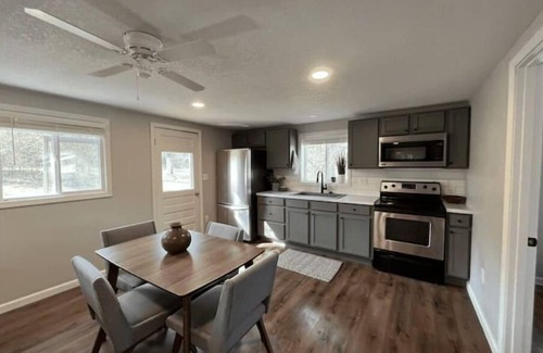 Eagle Rock Casa | The Cottage a Cozy cabin at Table Rock Lake - two blocks to water