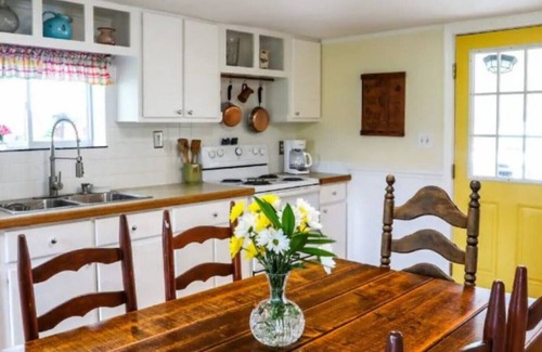 Newport Cabaña | The Cottage, a place the whole family will enjoy!