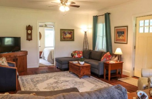 Newport Cabaña | The Cottage, a place the whole family will enjoy!