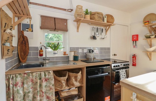 Taynuilt Cabaña | THE COTTAGE IN THE WOODS, pet friendly in Connel, Argyll & Bute