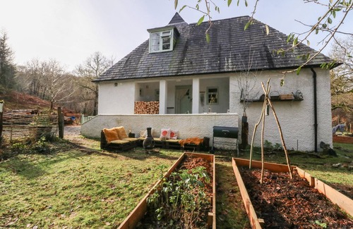Taynuilt Cabaña | THE COTTAGE IN THE WOODS, pet friendly in Connel, Argyll & Bute