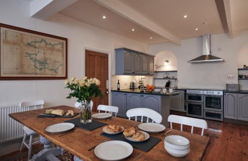Laugharne Casa | The Cottage-Large central property with Estuary views and private parking