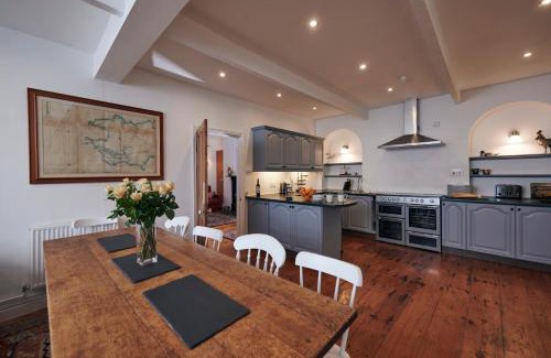 Laugharne Casa | The Cottage-Large central property with Estuary views and private parking