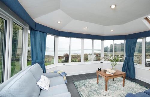 Laugharne Casa | The Cottage-Large central property with Estuary views and private parking