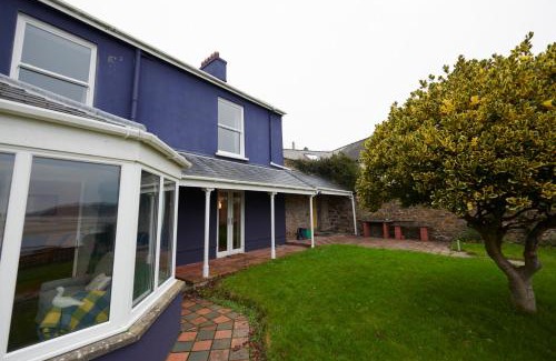 Laugharne Casa | The Cottage-Large central property with Estuary views and private parking