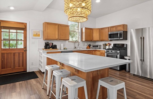 Morehead City Casa | The Cottage on Bridges - Walking distance to the Morehead City waterfront!