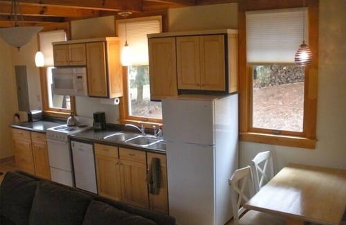 Asheville Cabaña | The Cottage on Parkway Loop: ¡Tranquilo, acogedor, conveniente!