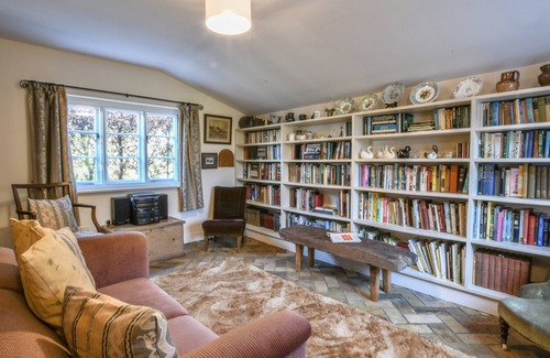 Woodbridge Cabaña | THE COTTAGE, ROBIN'S NEST, pet friendly, with open fire in Woodbridge