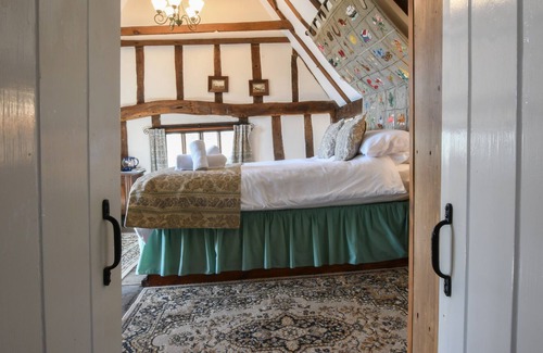 Woodbridge Cabaña | THE COTTAGE, ROBIN'S NEST, pet friendly, with open fire in Woodbridge