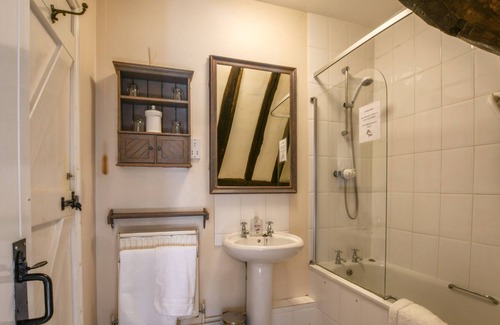 Woodbridge Cabaña | THE COTTAGE, ROBIN'S NEST, pet friendly, with open fire in Woodbridge