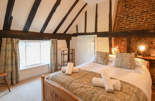 Woodbridge Cabaña | THE COTTAGE, ROBIN'S NEST, pet friendly, with open fire in Woodbridge