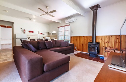 Hepburn Springs Cabaña | The Cottages at Hepburn Springs