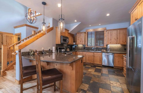 Truckee Casa | The Cottages ~ Golf, Pool, Play ~ 3-Bedroom