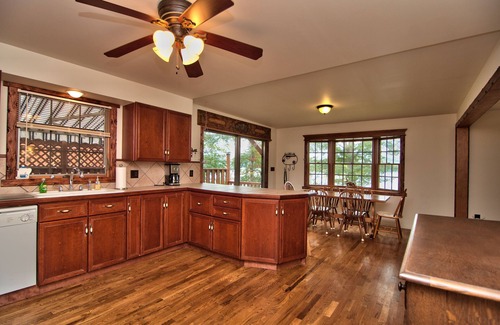 White Mills Cabaña | Lake Wallenpaupack Lakefront 2 home package-Sleeps 20. Reuniones familiares bienvenidas!