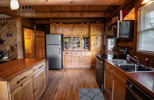 Ferryville Cabina | The Cotton Wood lodge- Romantic, Secluded on Stream in the Driftless- Hot Tub