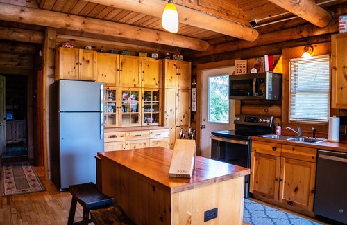 Ferryville Cabina | The Cotton Wood lodge- Romantic, Secluded on Stream in the Driftless- Hot Tub
