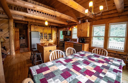 Ferryville Cabina | The Cotton Wood lodge- Romantic, Secluded on Stream in the Driftless- Hot Tub