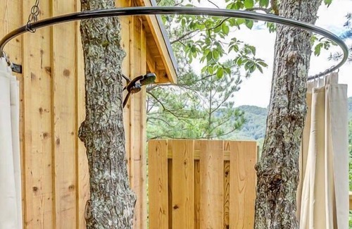 Gatlinburg Cabina | The Cottonwood in Treehouse Grove at Norton Creek