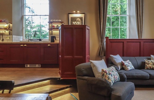 Ingleton Casa | THE COURT, character holiday cottage, with a garden in Ingleton