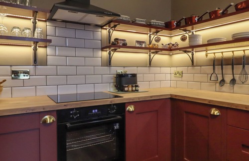 Ingleton Casa | THE COURT, character holiday cottage, with a garden in Ingleton