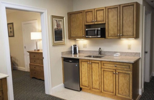 West Yarmouth Condominio | The Cove at Yarmouth 1br Suite Friday Check-In