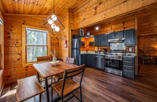 Townsend Cabina | The Cove: Nestled amongst huge boulders and trees - Pool and Fitness Access!