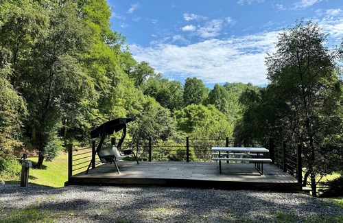 Robbinsville Alquiler De RV | The Cove Site 1 – Full Hookups & Deck