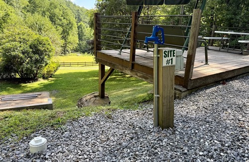 Robbinsville Alquiler De RV | The Cove Site 1 – Full Hookups & Deck