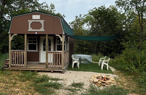 Decorah Cabina | The Cowboy Cabin, secluded and peaceful, only 5 min from town & sleeps 4.