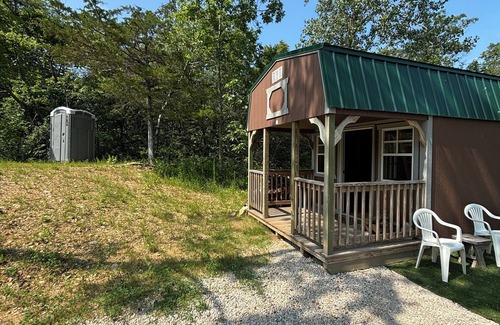 Decorah Cabina | The Cowboy Cabin, secluded and peaceful, only 5 min from town & sleeps 4.