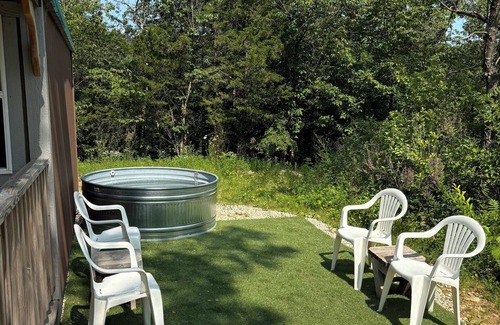 Decorah Cabina | The Cowboy Cabin, secluded and peaceful, only 5 min from town & sleeps 4.