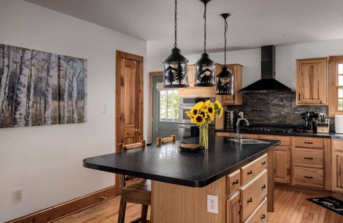 Front Royal Cabina | The Cozy Bear Cabin | Hot Tub, Fenced Yard, Games
